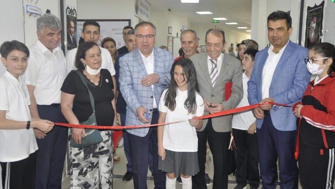Kaymakamımız Mehmet Türköz Kanuni Ortaokulu Görsel Sanatlar Sergisi Açılışına Katıldı.