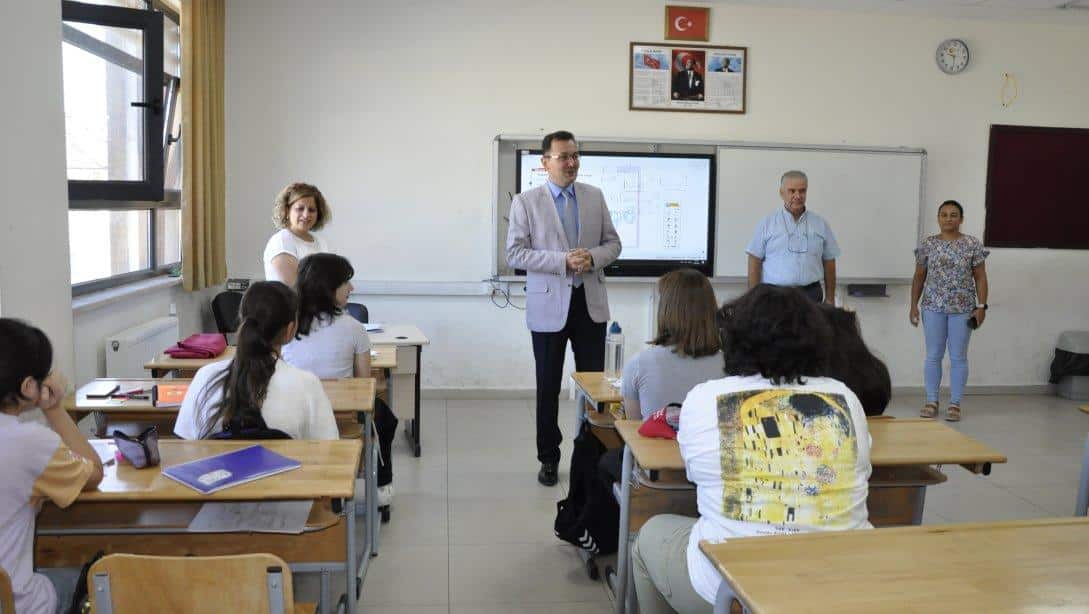 İlçe Milli Eğitim Müdürümüz Said Nuri Odabaşoğlu Ortaokul Yaz Dönemi Destekleme ve Yetiştirme Kurslarını Ziyaret Etti.